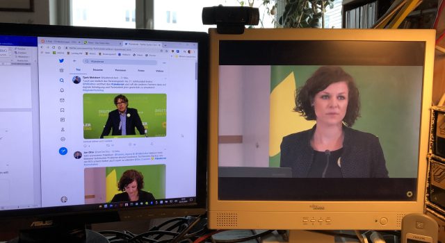 Bildschirme  mit Twitter und Stream des Parteitags, Micha Kellner und Gesine Agena sind zu sehen